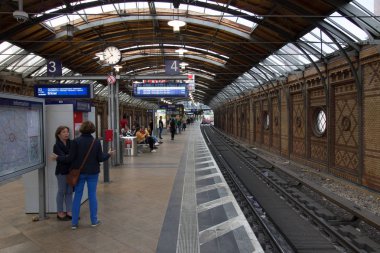 Berlin, Almanya - 30 Mayıs 2019: Hackescher Markt (Berlin U-Bahn) metro istasyonu