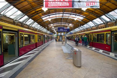 Berlin, Almanya - 30 Mayıs 2019: Hackescher Markt (Berlin U-Bahn) metro istasyonu