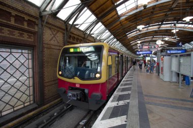 Berlin, Almanya - 30 Mayıs 2019: Hackescher Markt (Berlin U-Bahn) metro istasyonu