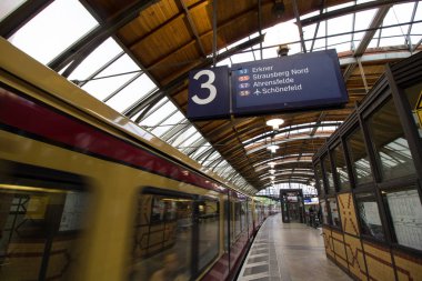 Berlin, Almanya - 30 Mayıs 2019: Hackescher Markt (Berlin U-Bahn) metro istasyonu