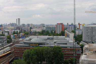 Berlin, Almanya - 29 Mayıs 2019: Lange caddesindeki daireden Berlin'e panoramik manzara