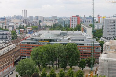 Berlin, Almanya - 29 Mayıs 2019: Lange caddesindeki daireden Berlin'e panoramik manzara