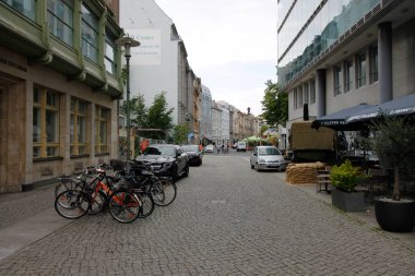 Berlin, Almanya - 31 Mayıs 2019: Berlin'in eski şehir caddesi 