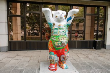 Berlin, Almanya - 31 Mayıs 2019: Bulgaristan Büyükelçiliği yakınında Berlin Buddy Bear sembolü