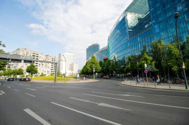 Berlin, Almanya - 31 Mayıs 2019: Berlin caddesinde modern bina 