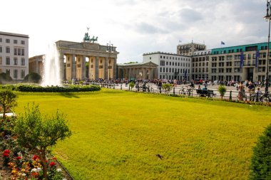 Berlin, Almanya - 29 Mayıs 2019: Gün batımında Berlin Brandenburg Kapısı (Brandenburger Tor) yakınındaki turistler