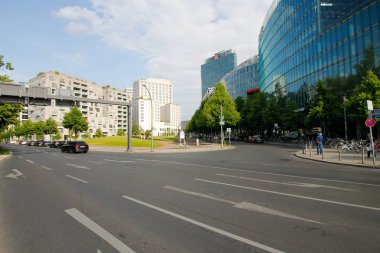 Berlin, Almanya - 31 Mayıs 2019: Berlin caddesinde modern bina 