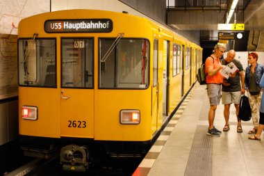 Berlin, Almanya - 30 Mayıs 2019: Hauptbahnhof U-bahn (metro) istasyonu Berlin'de