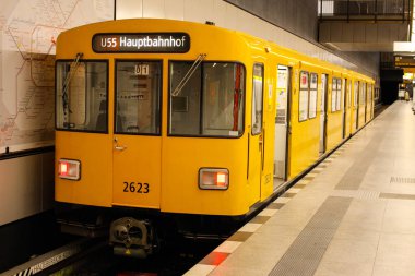 Berlin, Almanya - 30 Mayıs 2019: Hauptbahnhof U-bahn (metro) istasyonu Berlin'de