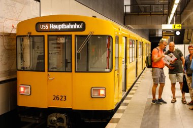 Berlin, Almanya - 30 Mayıs 2019: Berlin'de Hauptbahnhof U-bahn (metro) istasyonunda toristler