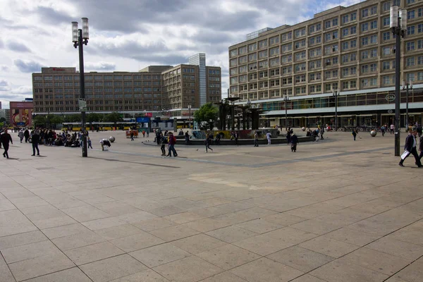 Berlin Niemcy Maja 2019 Turyści Placu Alexanderplatz — Zdjęcie stockowe