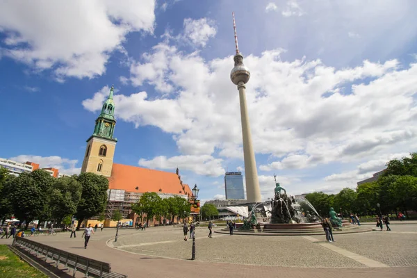 Berlín Německo Května 2019 Lidé Navštěvují Alexander Platz Square Berlínskou — Stock fotografie