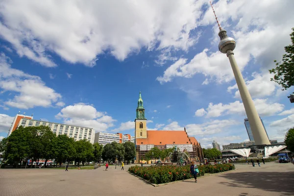 Berlín Německo Května 2019 Lidé Navštěvují Alexander Platz Square Berlínskou — Stock fotografie