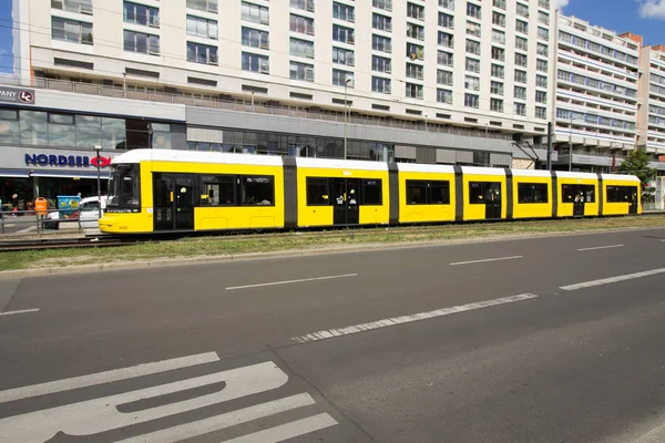 Берлин Германия Мая 2019 Года Желтый Трамвай Главной Улице Берлина — стоковое фото