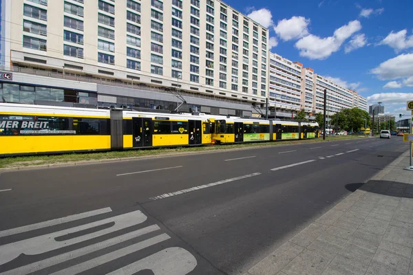 Berlin 2019 Gelbe Straßenbahn Auf Der Hauptstrasse Von Berlin — Stockfoto
