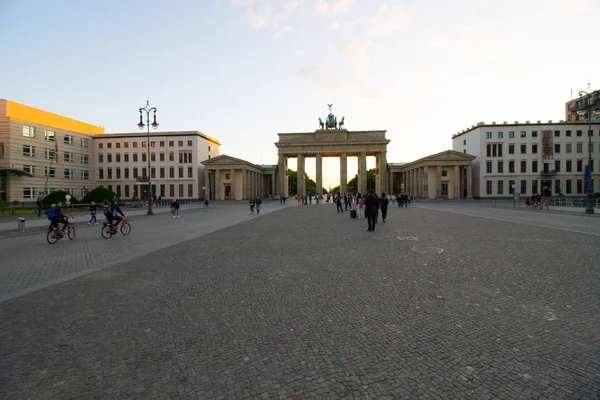 Berlín Alemania Mayo 2019 Turistas Cerca Berlin Brandenburg Gate Brandenburger —  Fotos de Stock