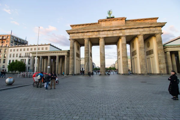 Berlín Alemania Mayo 2019 Turistas Cerca Berlin Brandenburg Gate Brandenburger —  Fotos de Stock