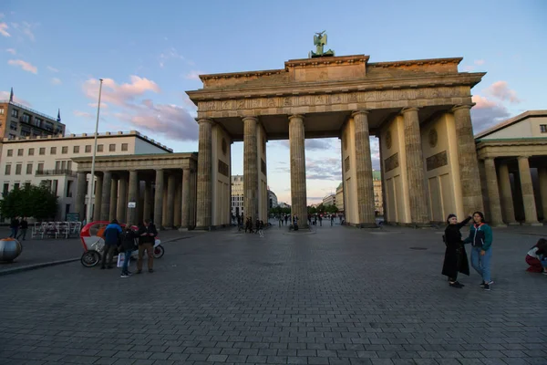 Berlín Alemania Mayo 2019 Turistas Cerca Berlin Brandenburg Gate Brandenburger —  Fotos de Stock