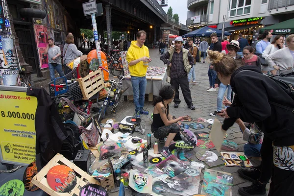 Berlin, Almanya - 30 Mayıs 2019: Popüler yer Hackescher Markt Berlin'in merkezinde