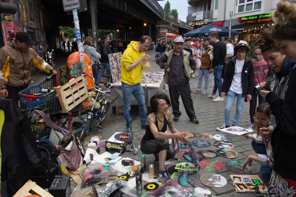 Berlin, Almanya - 30 Mayıs 2019: Popüler yer Hackescher Markt Berlin'in merkezinde