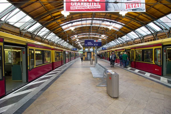 Berlin, Almanya - 30 Mayıs 2019: Hackescher Markt (Berlin U-Bahn) metro istasyonu