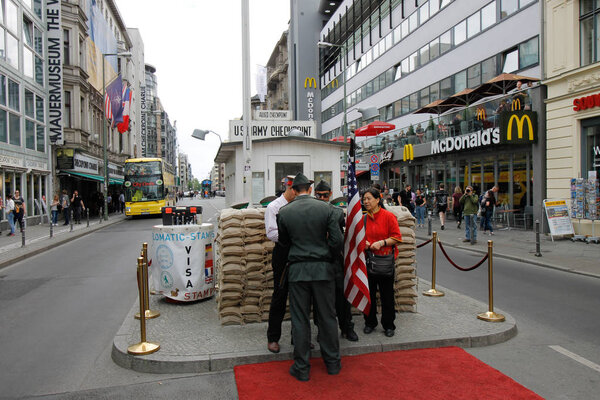 Германия, Берлин - 31 мая 2019 года: Туристы на улице возле КПП "Чарли"
