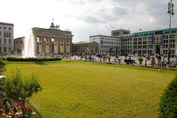 Berlin Germany May 2019 Tourists Berlin Brandenburg Gate Brandenburger Tor — Stock Photo, Image