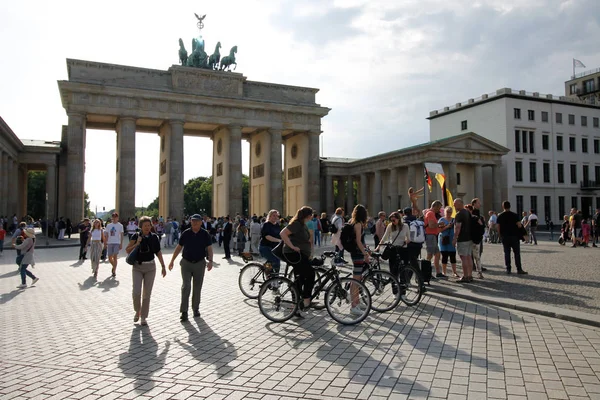 Berlin Germany May 2019 Tourists Berlin Brandenburg Gate Brandenburger Tor — Stock Photo, Image