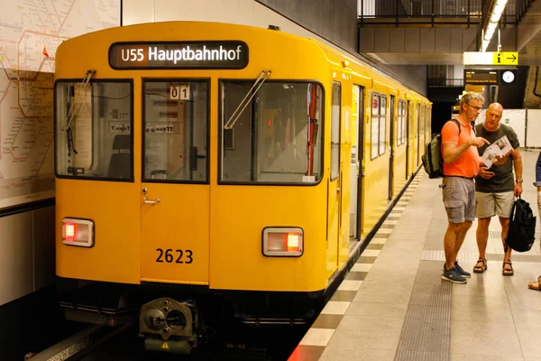 Berlin, Almanya - 30 Mayıs 2019: Hauptbahnhof U-bahn (metro) istasyonu Berlin'de