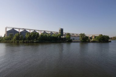 Kamyanka - Dniprovska, Ukrayna - 16 Ağustos 2019; Nibulon şirketinin sevkiyat terminali