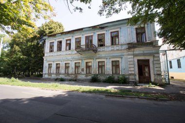 Nikopol, Ukrayna - 16 Ağustos 2019: Nikopol'de merkez sokakta eski ev - Bohdana Khmelnytckogo sokak 