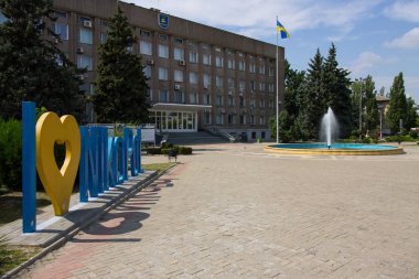 Nikopol, Ukrayna - 16 Ağustos 2019: Sign I Love Nikopol şehir yönetimine yakın merkez sokakta