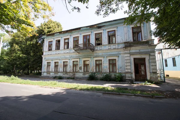 Nikopol, Ukrayna - 16 Ağustos 2019: Nikopol'de merkez sokakta eski ev - Bohdana Khmelnytckogo sokak 