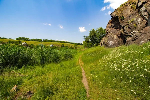 Kryvyvi Rih - 16 Haziran 2019: Orlyne Dağı (Kartal Yuvası) veya Skeli Mopru (Dağ Mopr) 