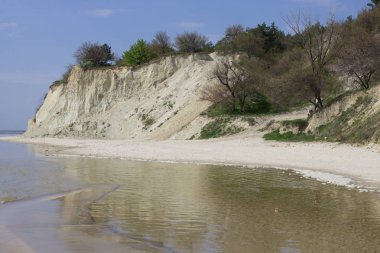 Maksymivka köyü yakınlarındaki Dnipro Nehri üzerinde bulunan tepelik kremenchuk Rezervuar vahşi plaj ile Bahar manzara, Ukrayna