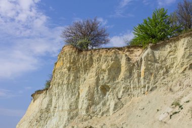Maksymivka köyü yakınlarındaki Dnipro Nehri üzerinde bulunan tepelik kremenchuk Rezervuar vahşi plaj ile Bahar manzara, Ukrayna