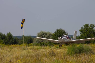 Rotmystrivka, Ukrayna - 27 Temmuz 2019: Cessna 172N Skyhawk II pistte