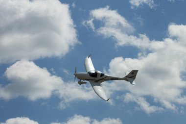 Rotmystrivka, Ukrayna - 27 Temmuz 2019: Mavi gökyüzünde küçük bir Cessna uçağı uçuyor