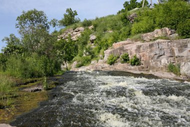 Girskyi Tikych Nehri 'ndeki güzel granit kayalar, Buky, Cherkasy bölgesi, Ukrayna