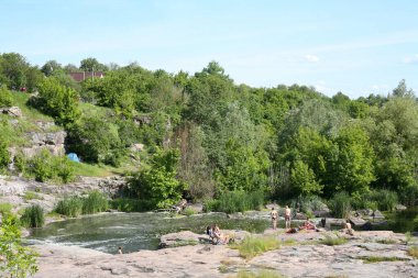 Buky, Cherkasy bölgesi, Ukrayna - 6 Haziran 2020: Girskyi Tikych Nehri 'ndeki granit kayalıklarda turistler