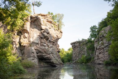 Buky, Cherkasy bölgesi, Ukrayna - 6 Haziran 2020: Girskyi Tikych Nehri 'ndeki granit kayalıklarda turistler