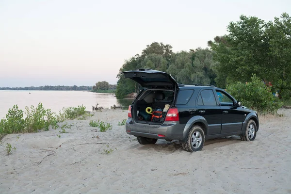 Cherkasy, Ukrayna - 10 Temmuz 2020: Dnipro nehri yakınlarında gün batımında KIA Sorento