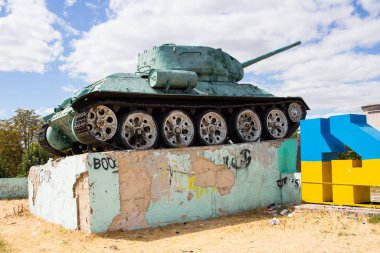 Piatykhatky, Ukrayna - 14 Ağustos 2020: T-34, İkinci Dünya Savaşı 'nın anıtı olarak kullanılan bir Sovyet tankı.