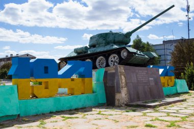 Piatykhatky, Ukrayna - 14 Ağustos 2020: T-34, İkinci Dünya Savaşı 'nın anıtı olarak kullanılan bir Sovyet tankı.