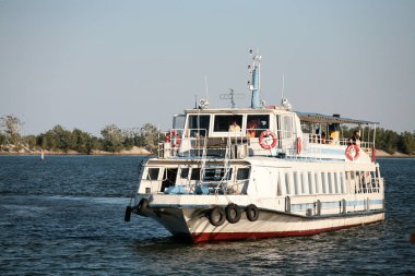 Cherkasy, Ukrayna - 23 Ağustos 2020: Cherkasy limanında motorlu gemi 