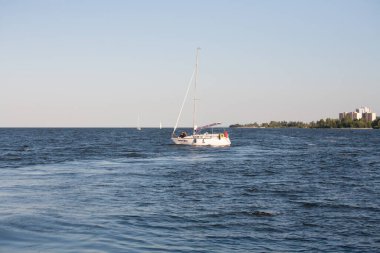 Cherkasy, Ukrayna - 23 Ağustos 2020: Cherkasy yakınlarındaki Dinyeper nehri yatı