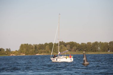 Cherkasy, Ukrayna - 23 Ağustos 2020: Cherkasy yakınlarındaki Dinyeper nehri yatı
