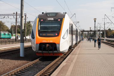 Smila, Ukrayna - 27 Eylül 2020: Yolcu dizeli çoklu birim DPKR-3, 1520 mm çapında ve saatte 140 km hıza ulaşan yolcu taşımacılığı için tasarlanmıştır.. 