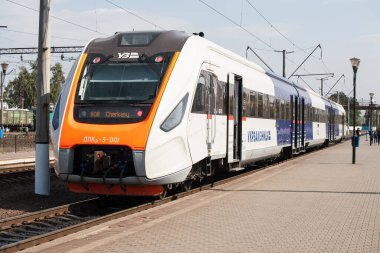 Smila, Ukrayna - 27 Eylül 2020: Yolcu dizeli çoklu birim DPKR-3, 1520 mm çapında ve saatte 140 km hıza ulaşan yolcu taşımacılığı için tasarlanmıştır.. 