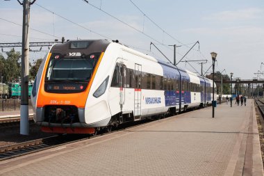 Smila, Ukrayna - 27 Eylül 2020: Yolcu dizeli çoklu birim DPKR-3, 1520 mm çapında ve saatte 140 km hıza ulaşan yolcu taşımacılığı için tasarlanmıştır.. 